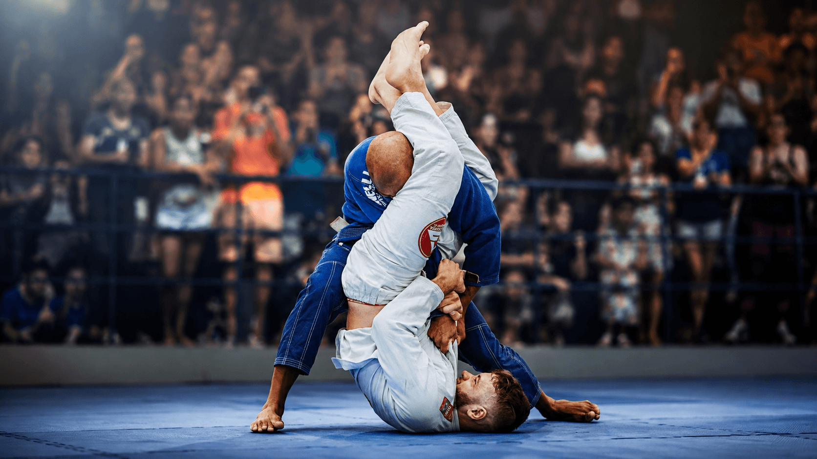 Dos atletas de jiu-jitsu en competencia
